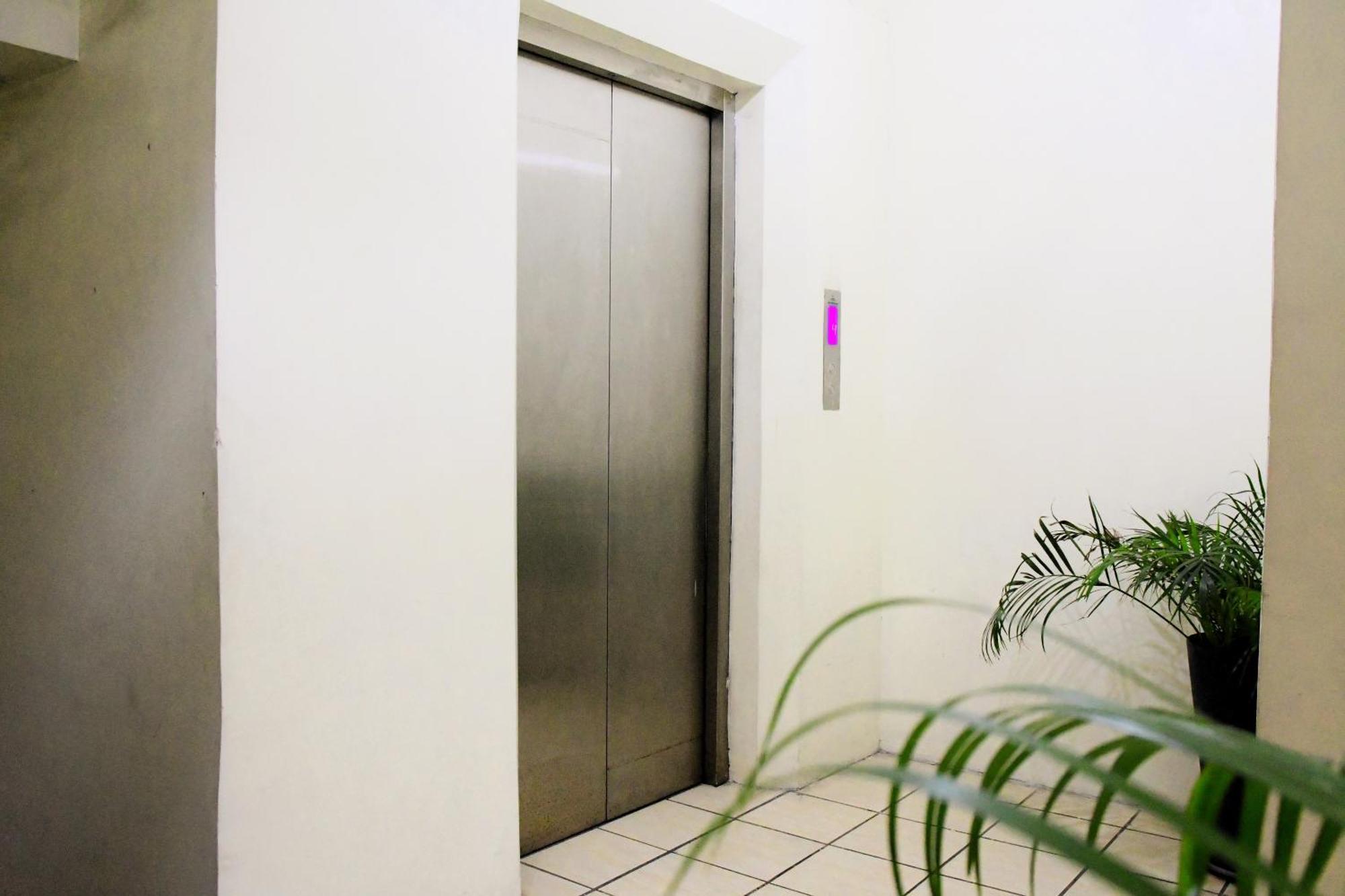 Arzo Hotel Makati Makati City Kültér fotó