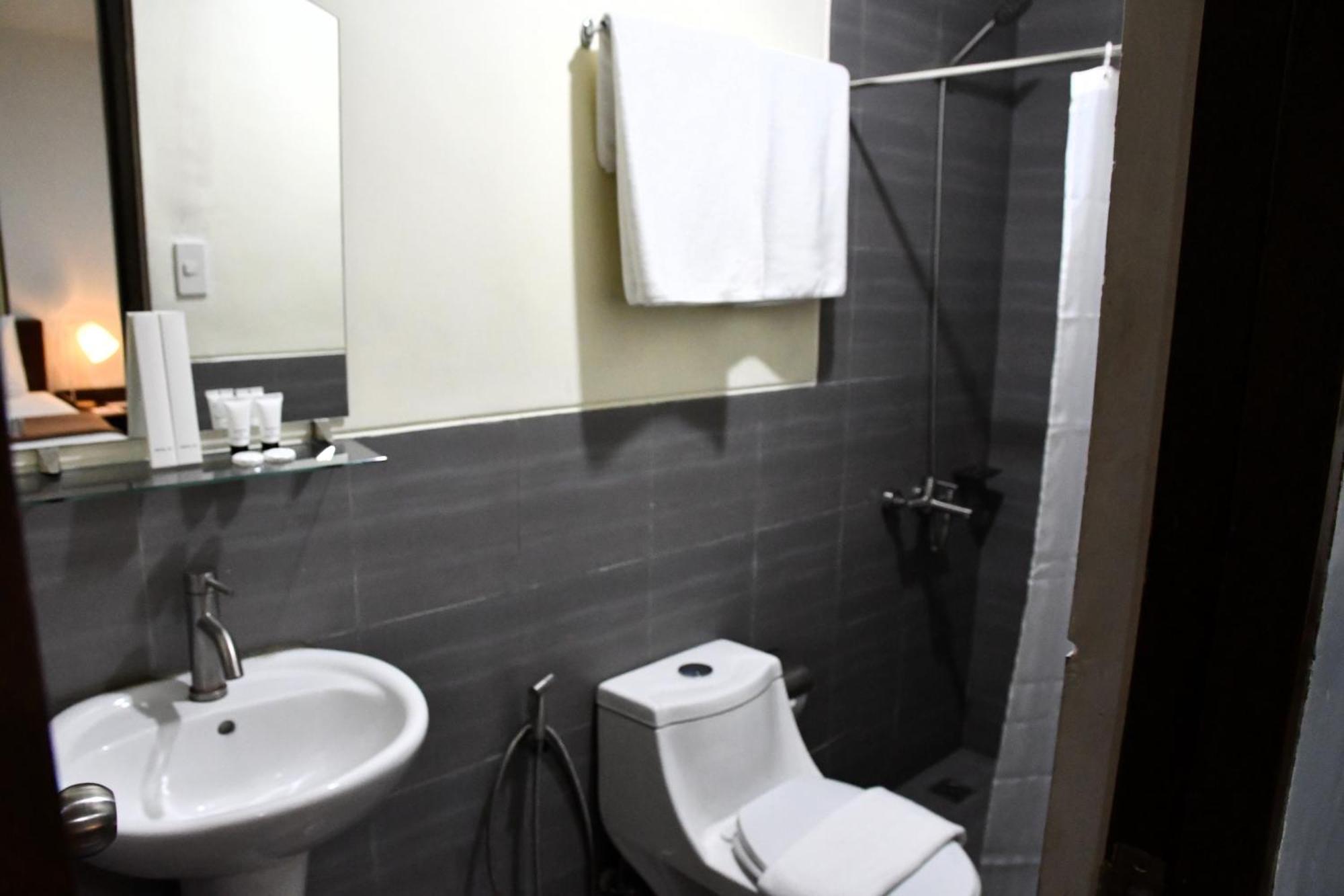 Arzo Hotel Makati Makati City Kültér fotó
