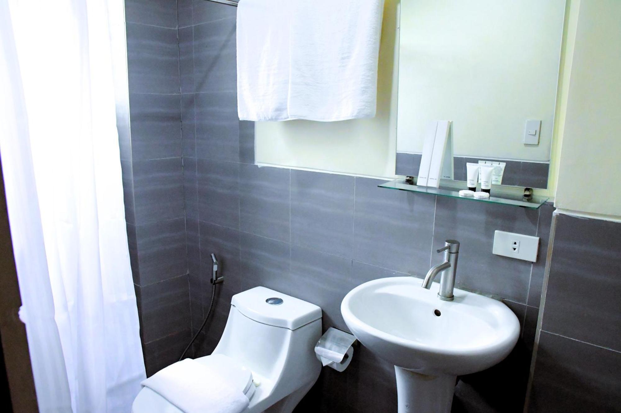 Arzo Hotel Makati Makati City Kültér fotó