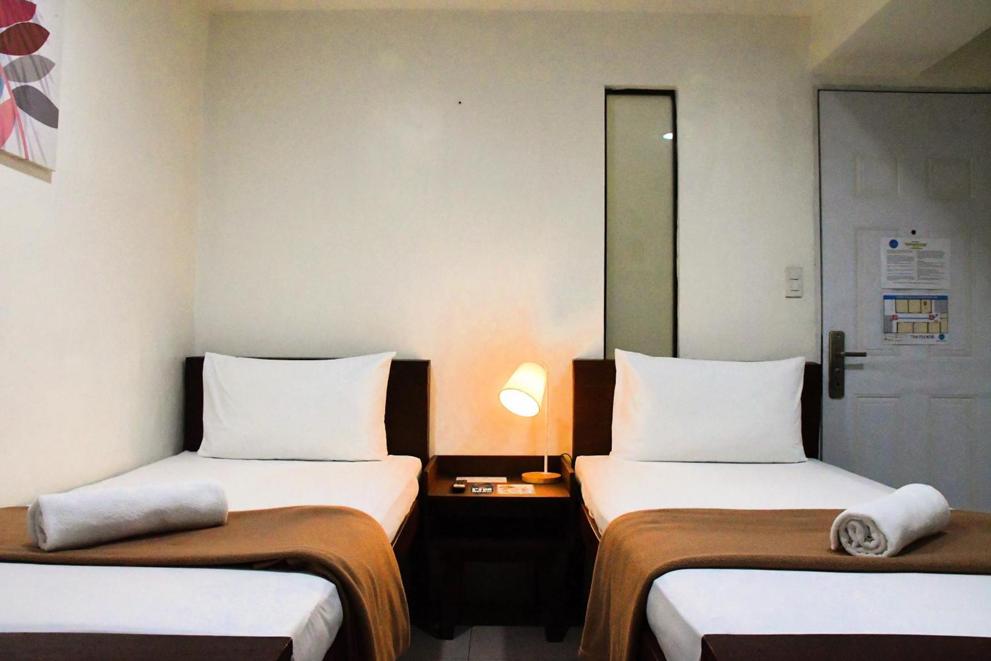 Arzo Hotel Makati Makati City Kültér fotó
